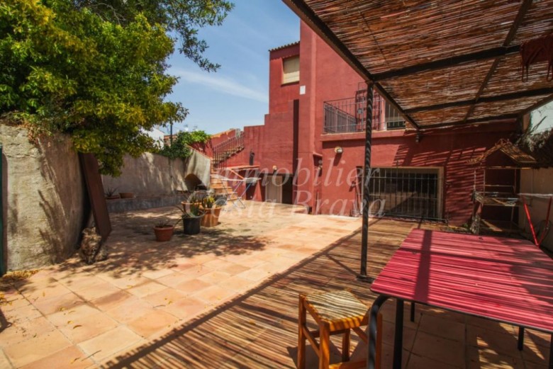 Grande maison à vendre dans le centre de Begur avec un patio et un local commercial