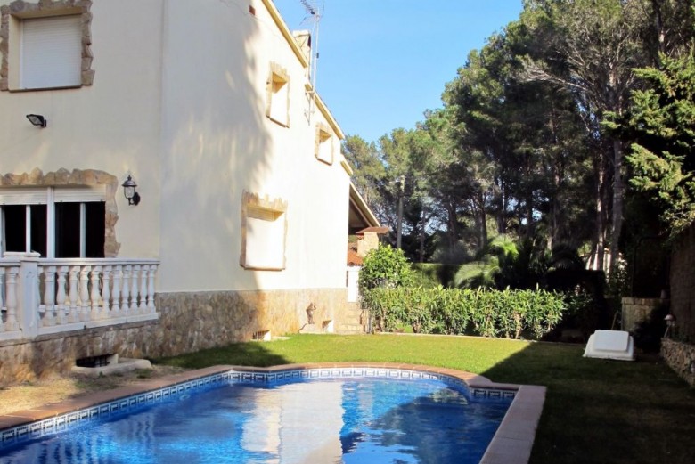 Maison indépendante avec jardin et piscine à vendre dans un quartier tranquille de la plage de Pals