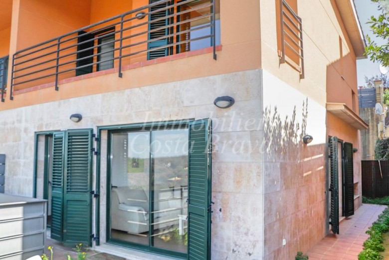 Casa adossada a un costat amb piscina comunitària en venda a Begur, a 400 m del centre del poble