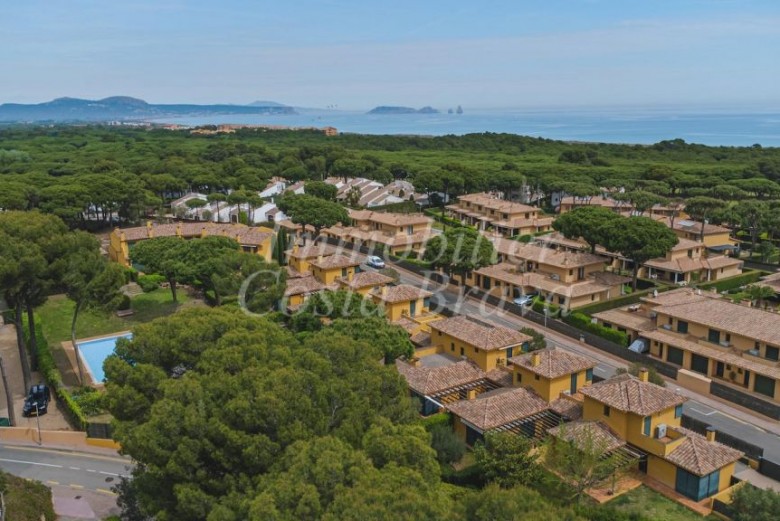 Terreno llano para la construcción de una casa unifamiliar en venta a la playa de Pals  