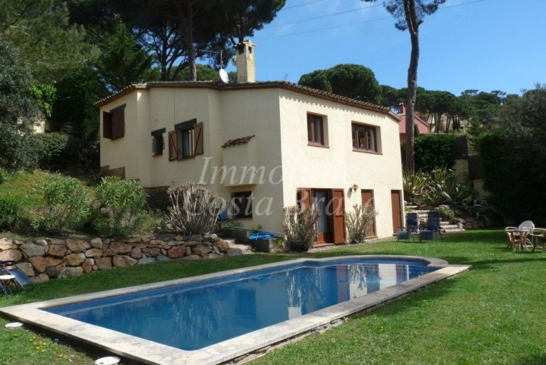 Maison rénovée avec un grand terrain et pisicne privative, à vendre à Residencial Begur