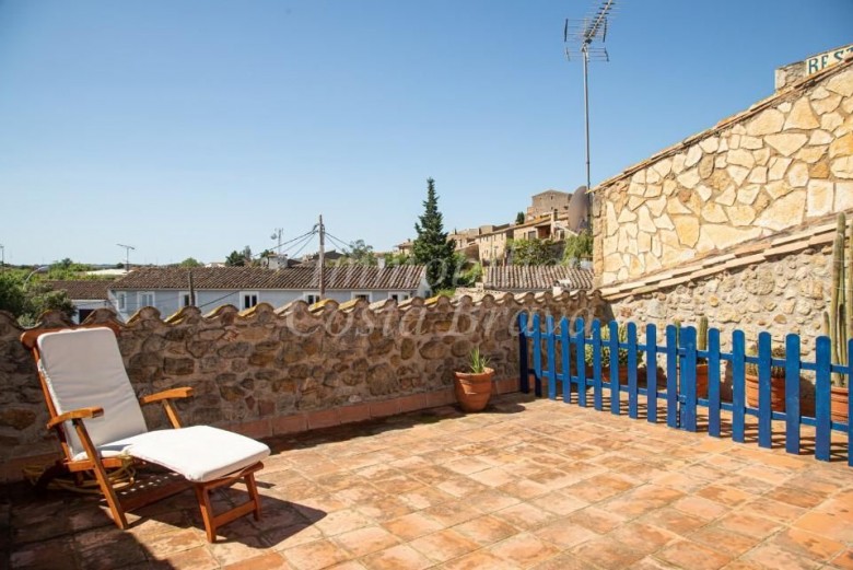 Rustic stone village house with solarium and beautiful views to the countryside for sale in the centre of Pals