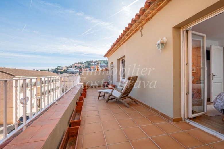 Fully  refurbished  penthouse duplex for sale in Begur village  