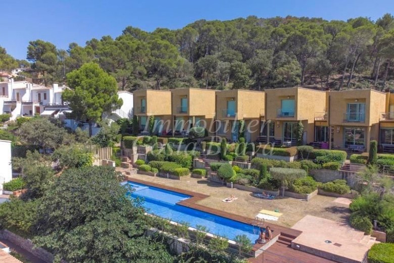 Bonita casa adosada con vistas al mar y piscina comunitaria en venta en Begur, Sa Tuna