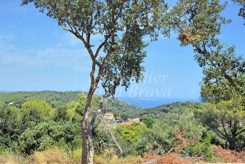 Plots of land with sea views for sale located walking distance to the centre of Begur