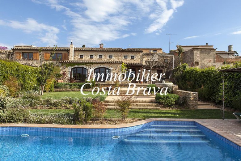 Espectacular propiedad rústica  en venta con  jardín y piscina privada en Pals