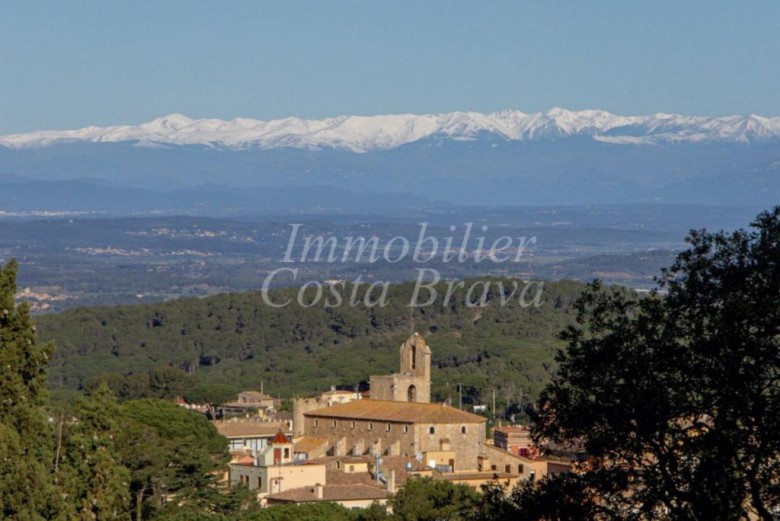 Plot of land for sale with views to the se and mountains, in the village of Begur