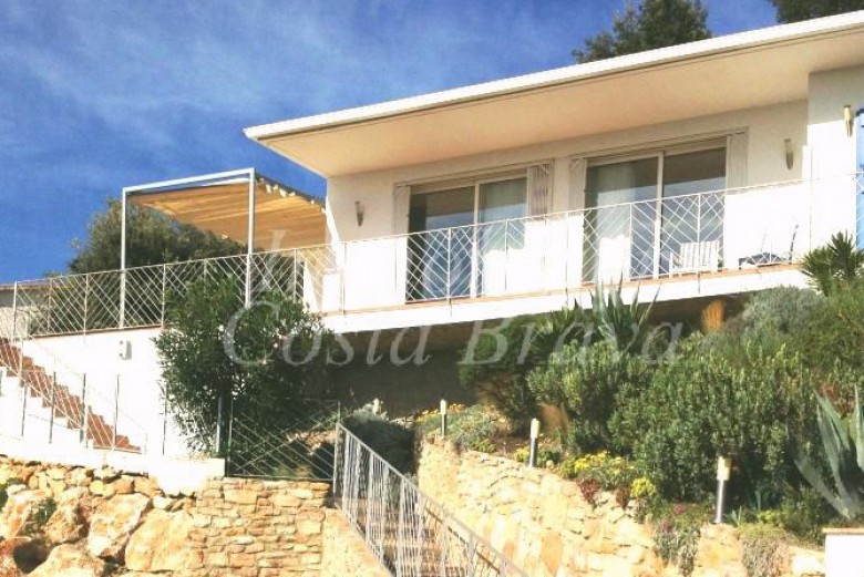 Maison moderne avec belle vue sur les collines  à vendre à Pals, à environ 3,5 km de la plage