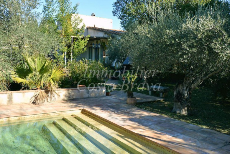 Très jolie maison entourée d'un grand jardin avec piscine à vendre dans le Baix Empordà