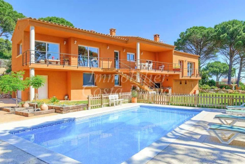 Casa unifamiliar soleada con vistas al mar y piscina en venta en Sa Riera, Begur