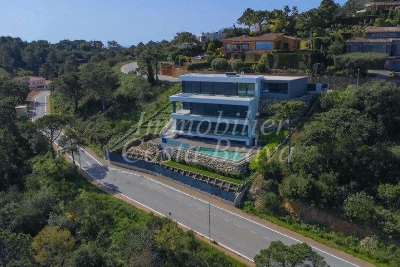 Impressive newly built vila for sale with panoramic views to the sea in  Begur