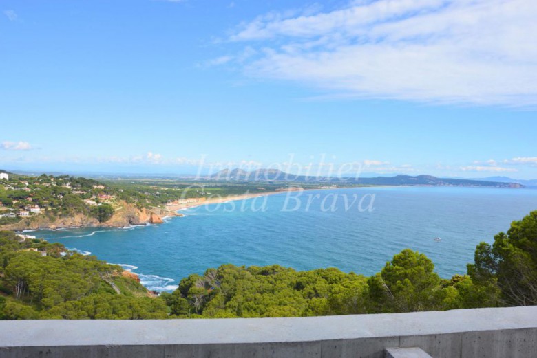 Exclusvie newly built villa with modern style with panoramic views to the sea and bay for sale in Sa Riera, Begur