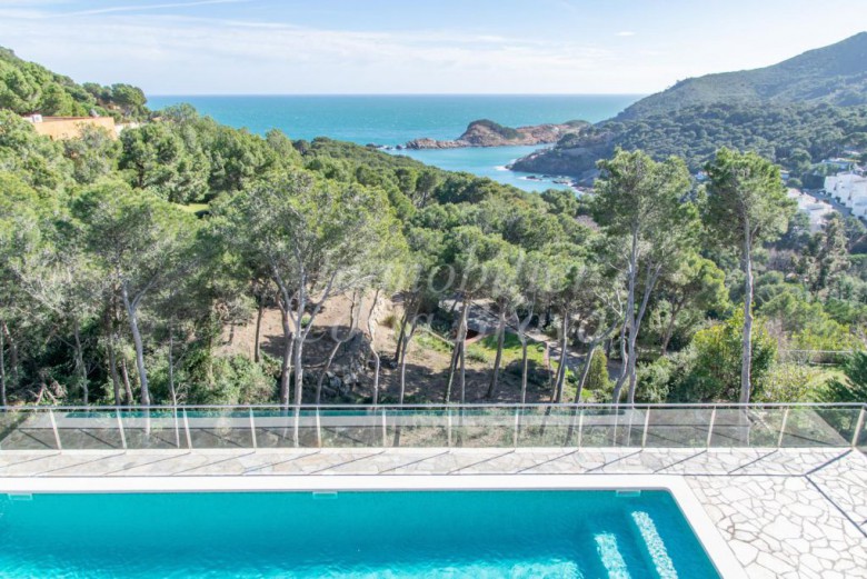 Villa de lujo con impresionantes vistas al mar, piscina y jardín, en venta en Begur, Aiguafreda