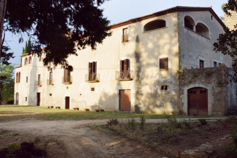 Magnificent Manor surrounded by  37,9 Ha of land and forest for sale, 20 km distance to Girona 