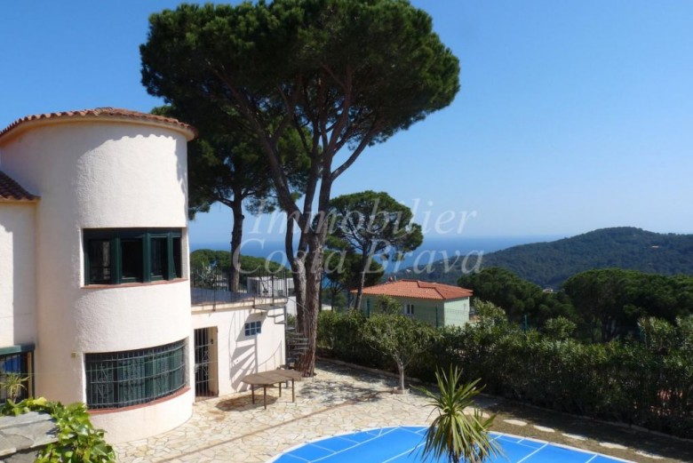 Maison de style Méditerranéen avec vues sur la mer, un beau jardin et piscine, à vendre à Begur, Sa Riera