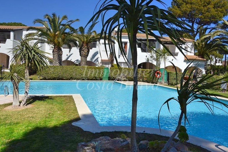 Casa de estilo mediterráneo con jardín y piscina comunitaria en venta en la playa de Pals