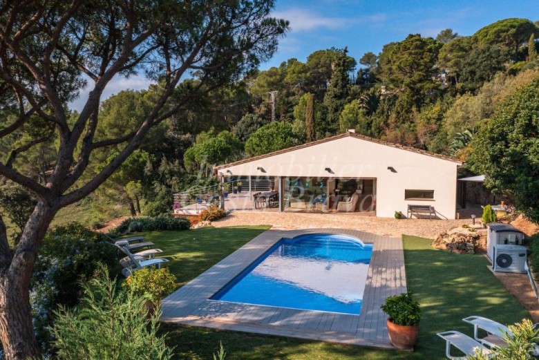 Villa avec vues sur la mer et piscine, entourée de zone verte à vendre à Begur