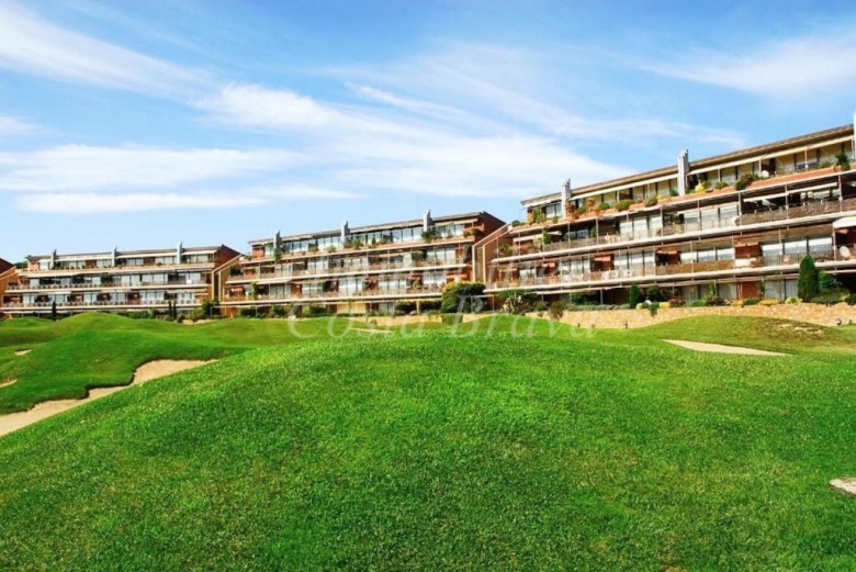 Appartement de 1er étage avec de magnifiques vues sur le golf, avec piscine communautaire a vendre à Gualta
