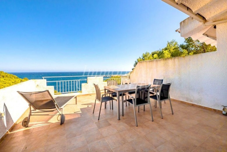 Casa adosada por un lado con magníficas vistas al mar, piscina y jardín comunitarios en venta en Aigua Freda, Begur