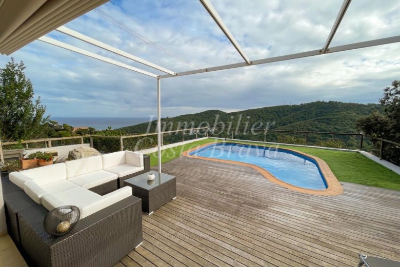 Sunny detached villa with beautiful views to the sea and hills, with pool and garden for sale in Sa Riera, Begur
