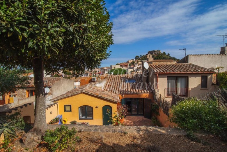 Large town house with patio, 4 parking spaces and views of the town of Begur