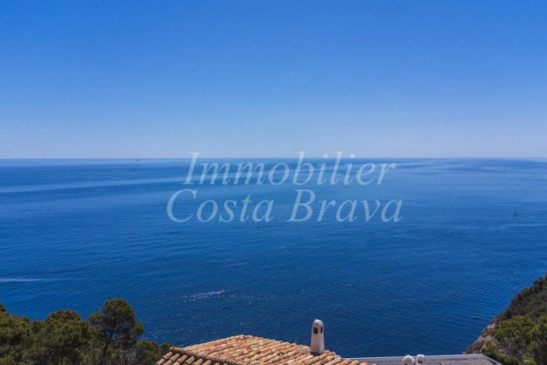 Terraced house with beautiful sea views and communal pool for sale in Begur, La Borna