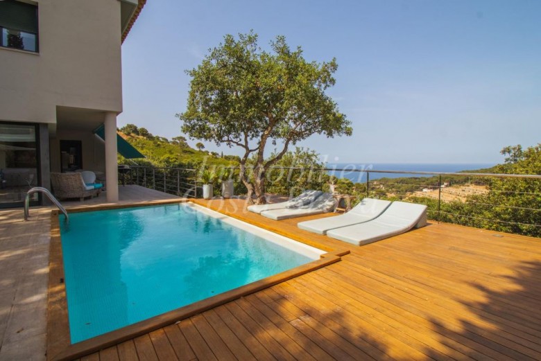 Chalet de estilo mediterráneo con magníficas vistas al mar, piscina privada en venta en Begur, Sa Riera