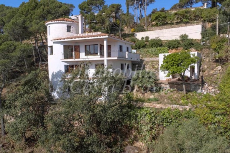 Villa soleada con preciosas vistas al mar, jardín y plaza de parking en venta en Sa Tuna, Begur