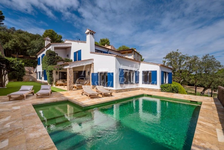 Chalet con encanto, piscina y jardin plano e idealmente situado a 300 m de la playa de Calella de Palafrugell