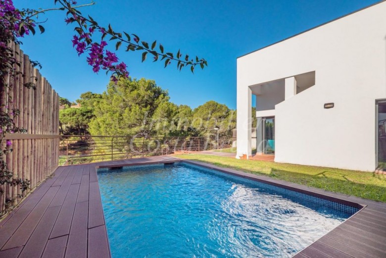 Villa avec piscine et jardin, de belles vues sur les collines, à vendre proche de la plage de Tamariu