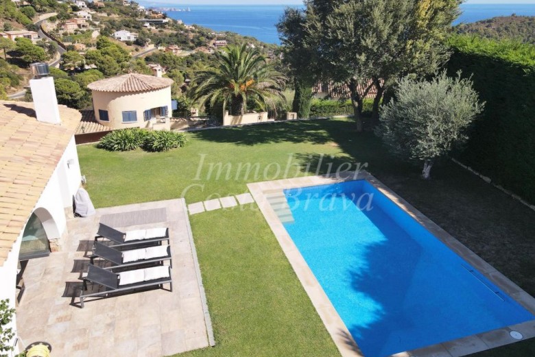 Jolie villa Mediterranéenne totalement rénovée avec vues sur la mer et piscine à vendre à Begur, Sa Riera
