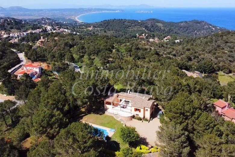 Villa rodeada de gran parcela con piscina y vistas al mar en venta, situada a 800 m del centro de Begur