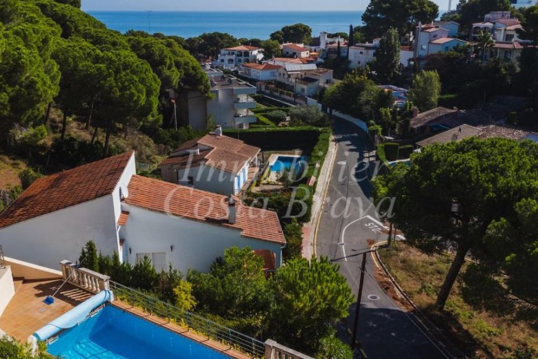 Grande villa avec vues sur la mer, piscine, jacuzzi et terrasses, à vendre à la plage de Pals