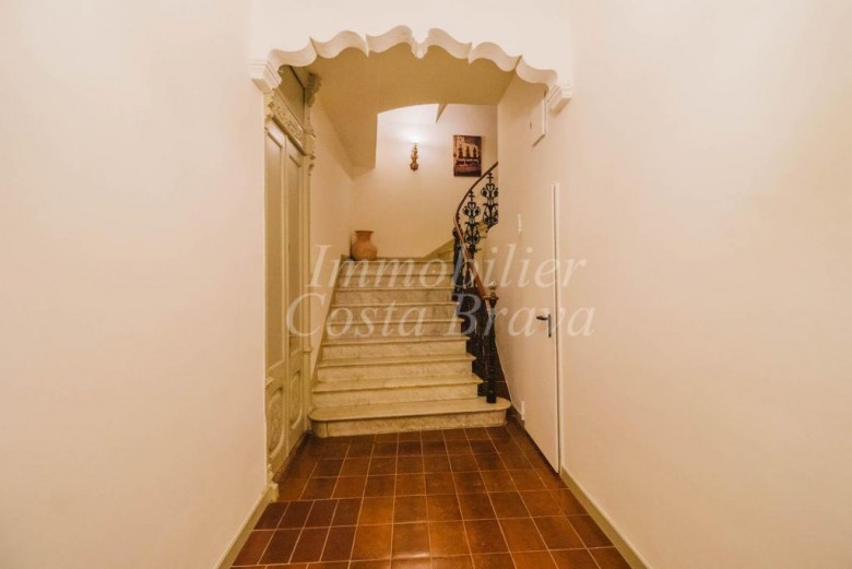 Pied à terre for sale in the centre of Begur, in a beautiful building of the beguining of the century