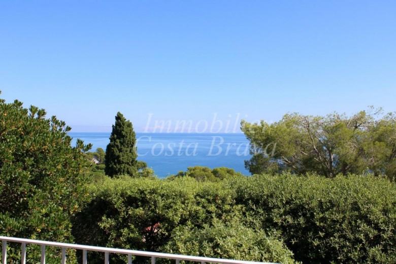 Apartamento con vistas al mar y jardín privado en venta en Sa Riera Begur