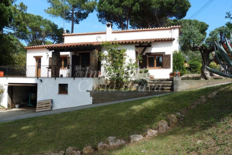 Casa d'estil mediterrani envoltada de jardí, en venda a Residencial Begur