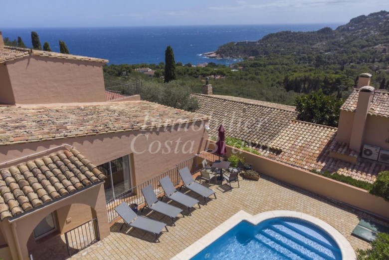 Villa con hermosas vistas al mar y piscina privada, en venta en Aigua Blava.