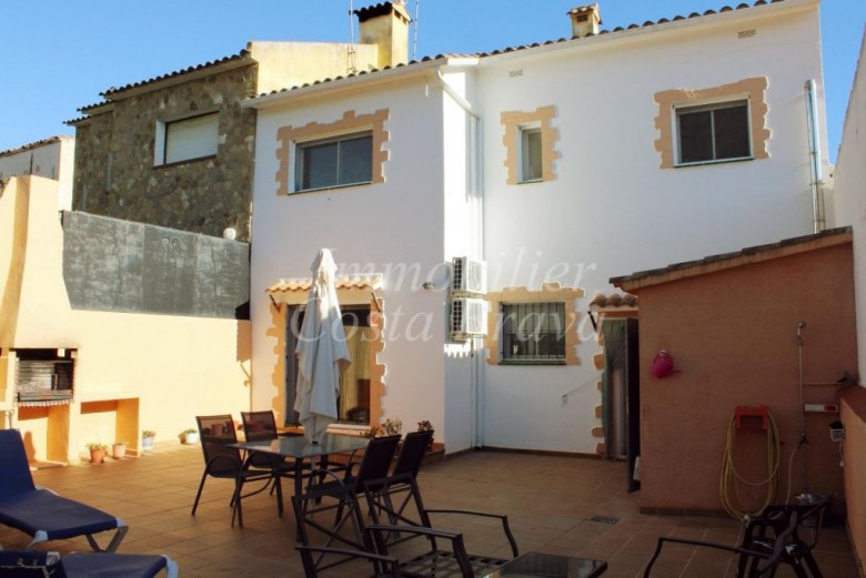 Village house with patio and car garage for sale in Begur
