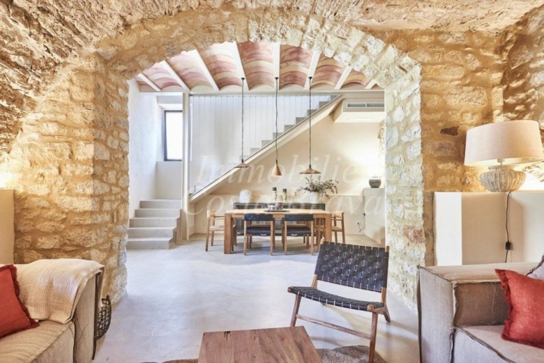 Beautiful stone village house, fully refurbished with shared pool, for sale in Esclanyà