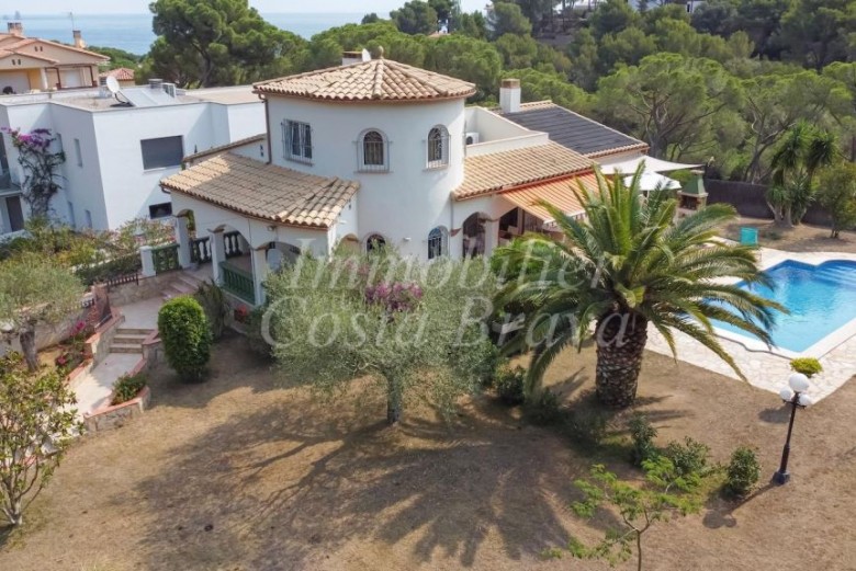 Cosy detached house surrounded by a large garden with private pool, for sale in Pals beach  