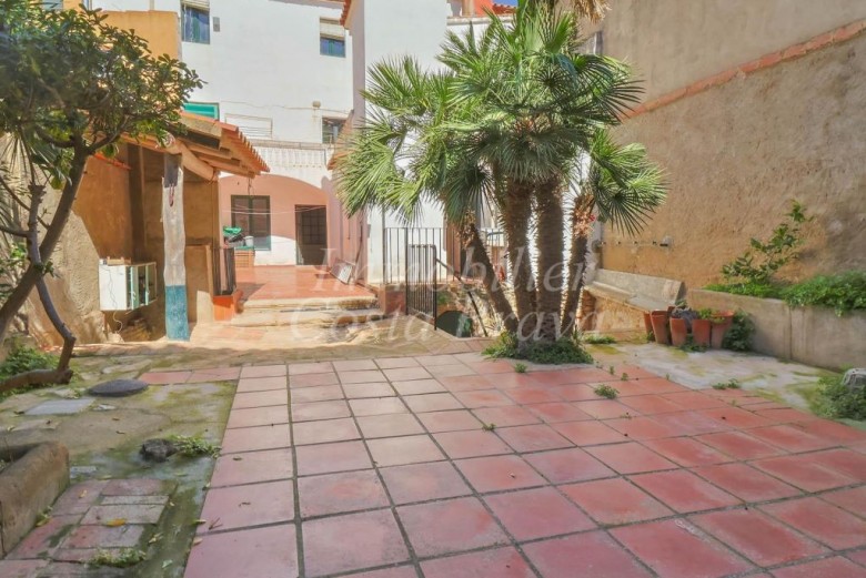 Charming village stone house with patio, for sale in the centre of Begur