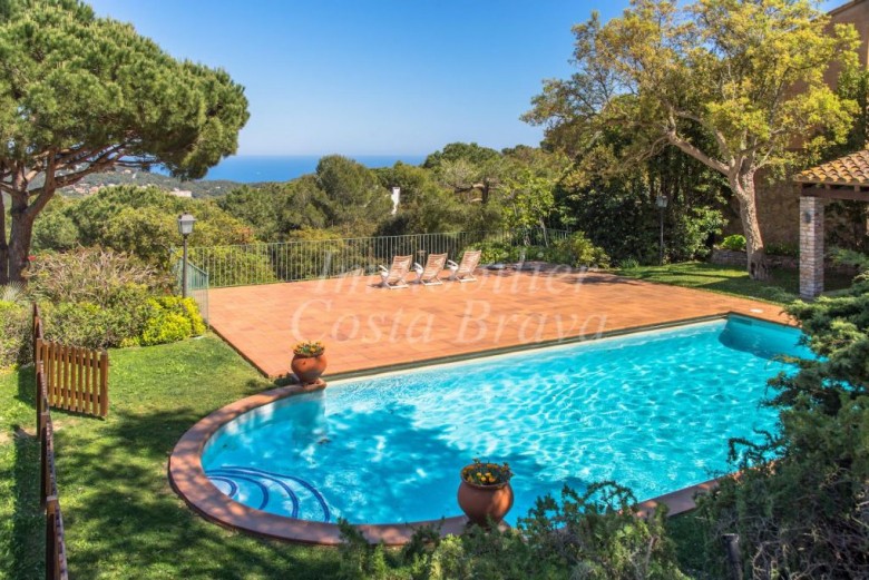 Agréable villa entourée d'un très grand jardin avec de magnifiques vues à vendre à Begur, Casa de Campo