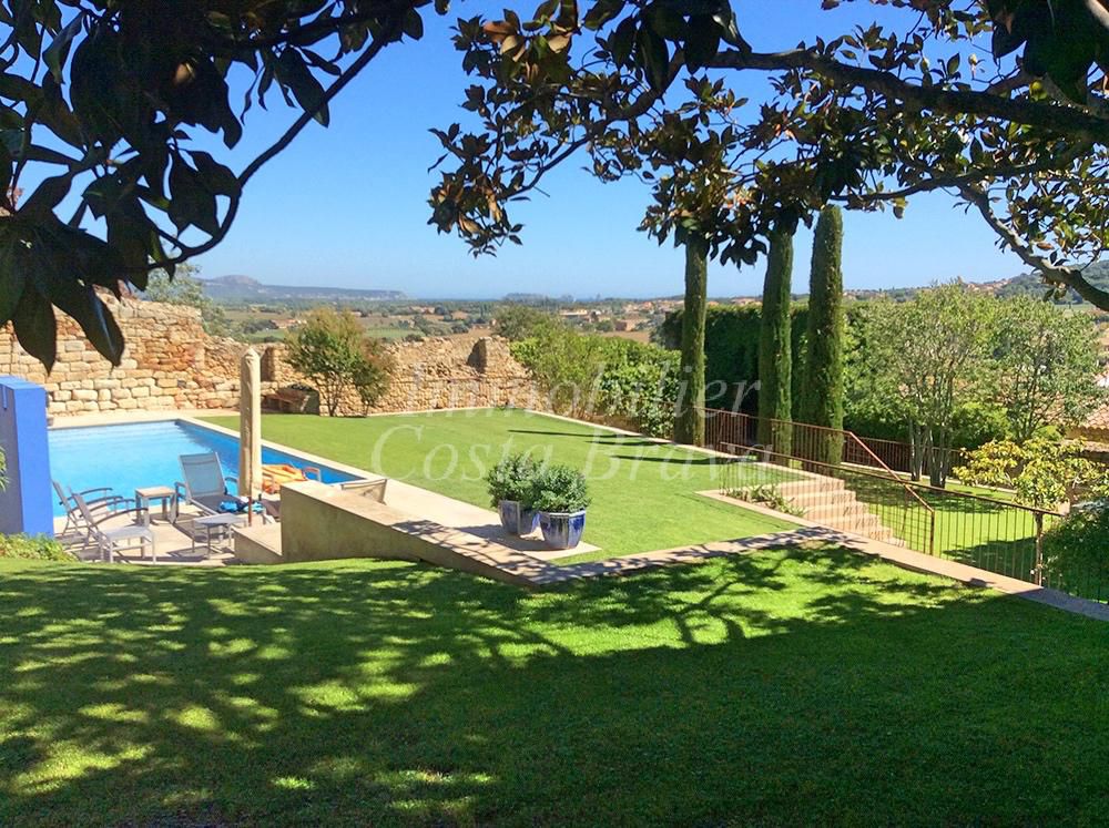 Farm house for sale in Pals