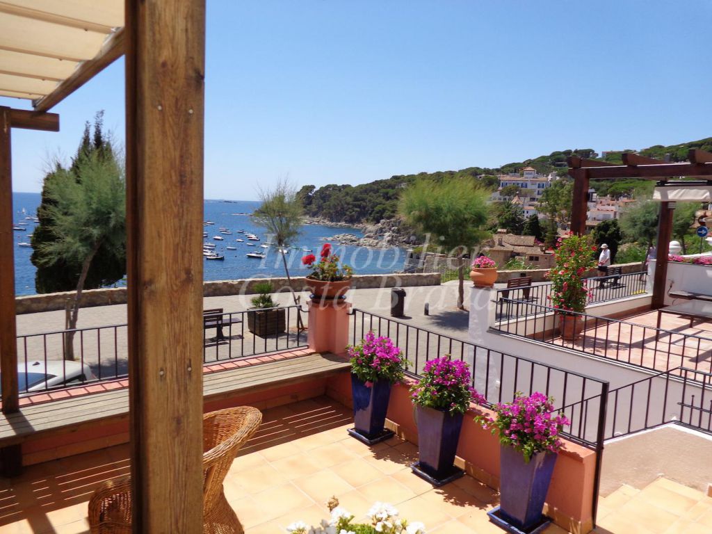 Exclusiva casa de pescador en venta, situada en 1a linea de mar en