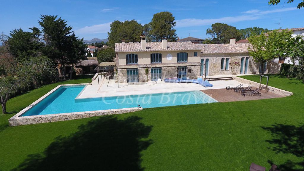 Farm house for sale in Pals