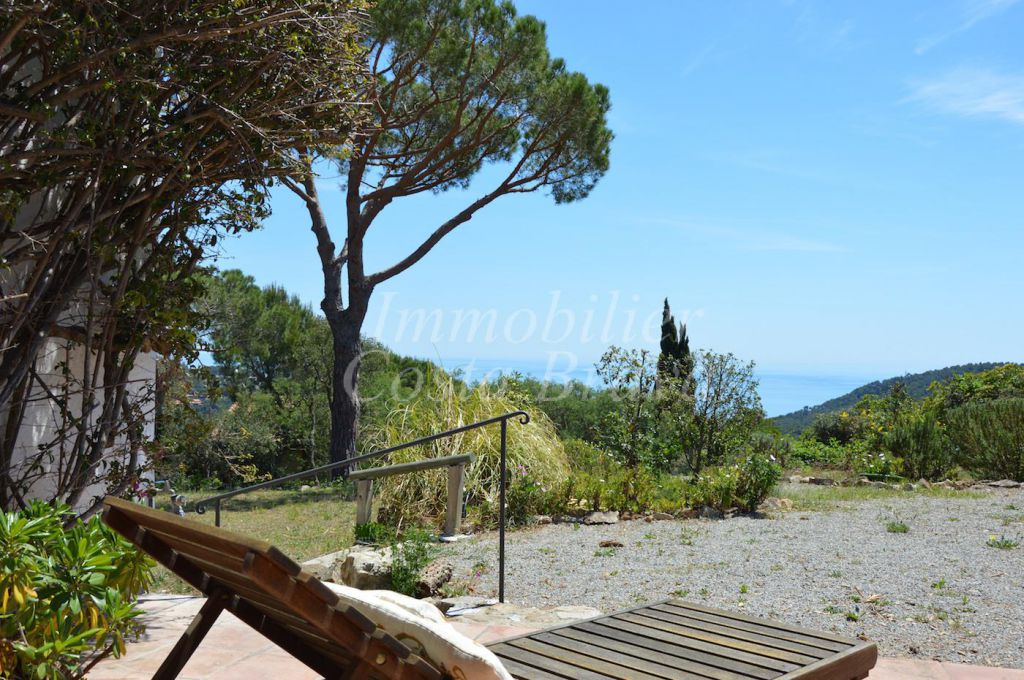 Casa soleada construida en un solo nivel con vistas al mar y gran jardín en venta en Casa de
