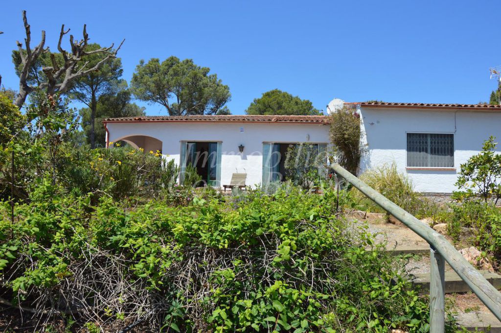 Casa soleada construida en un solo nivel con vistas al mar y gran jardín en venta en Casa de